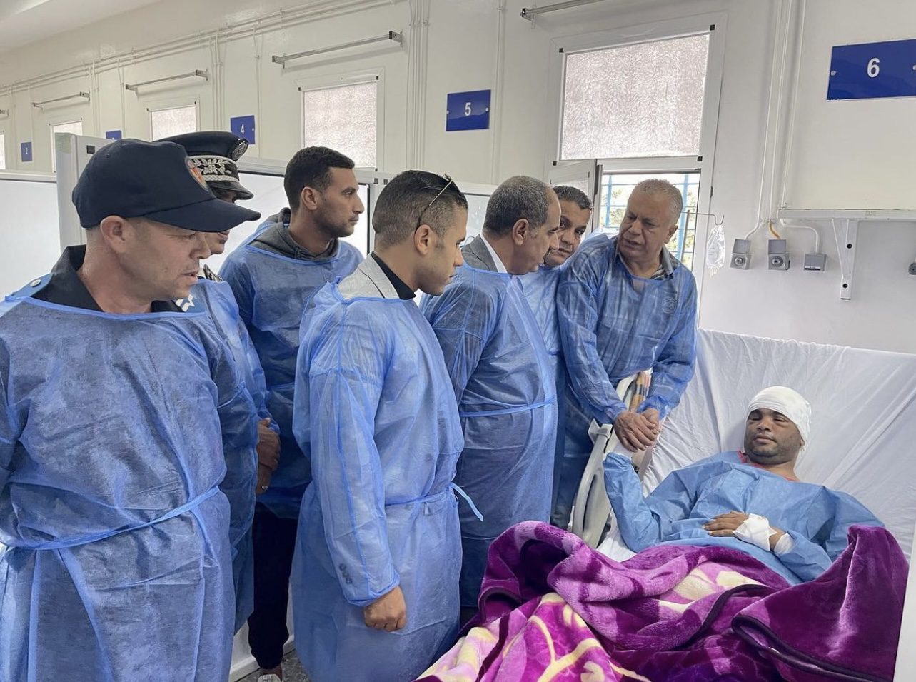 في لفتة إنسانية لقيت استحسان الجمهور... الكوميدي المغربي محمد الخياري يزور شرطيا تعرض لحادث سير 1 محمد الخياري