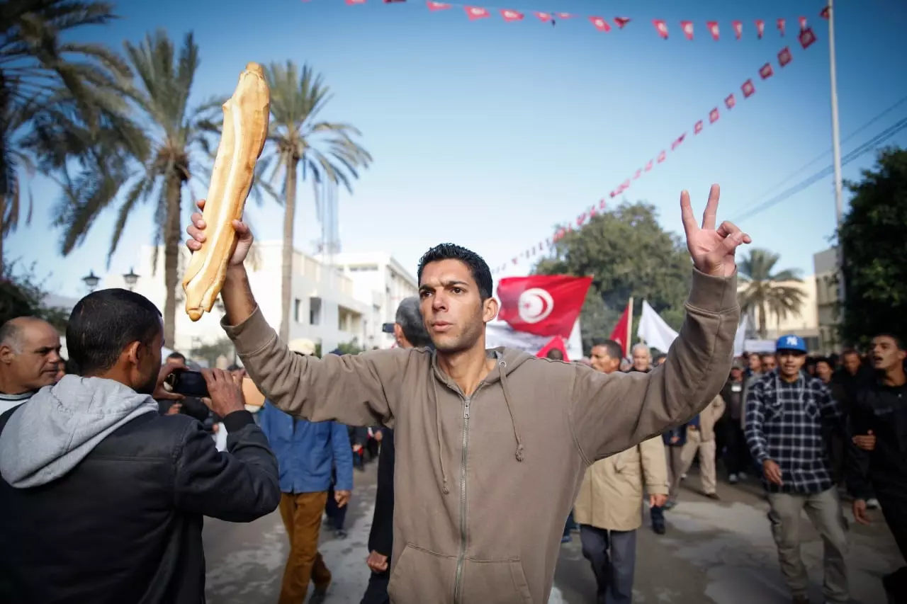 غضب شعبي عارم بتونس.. طوابير طويلة تمتد لكيلومترات من أجل التزود بالوقود والمواد الغذائية ومواطنون ينددون بالسياسة الفاشلة لقيس سعيد ! 1 الأزمة الإقتصادية بتونس