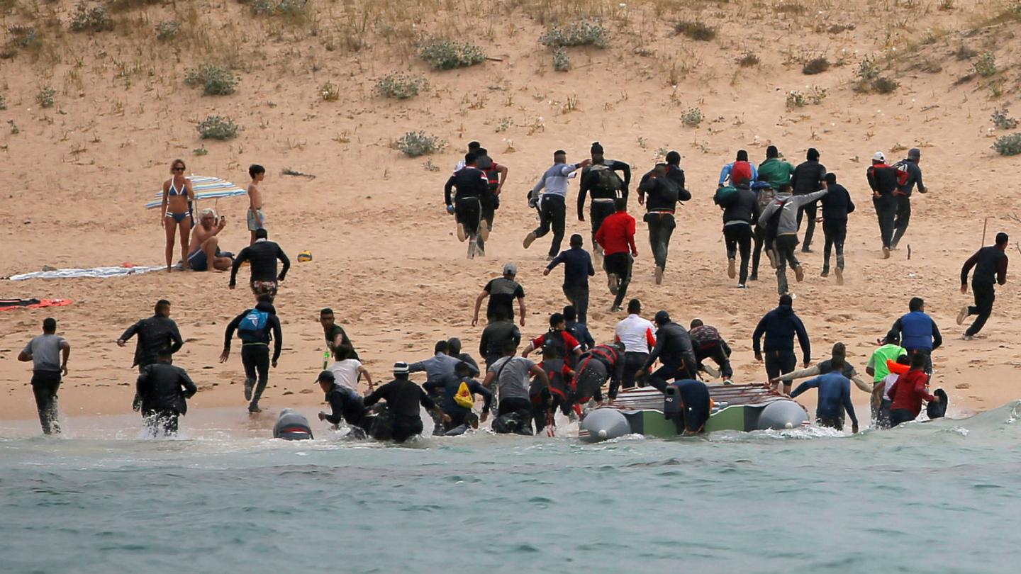 بناءً على معلومات دقيقة وفرتها المديرية العامة لمراقبة التراب الوطني.. الأمن يحبط عملية للهجرة غير المشروعة بمدينة طانطان 1 الهجرة السرية المغرب