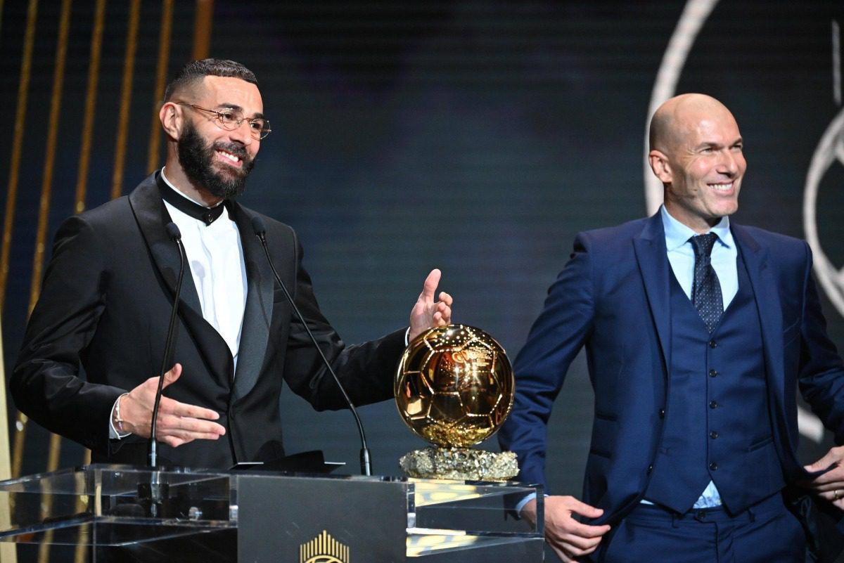 بالفيديو.. كريم بنزيمة يفوز بجائزة الكرة الذهبية لأفضل لاعب في العالم 1 كريم بنزيمة