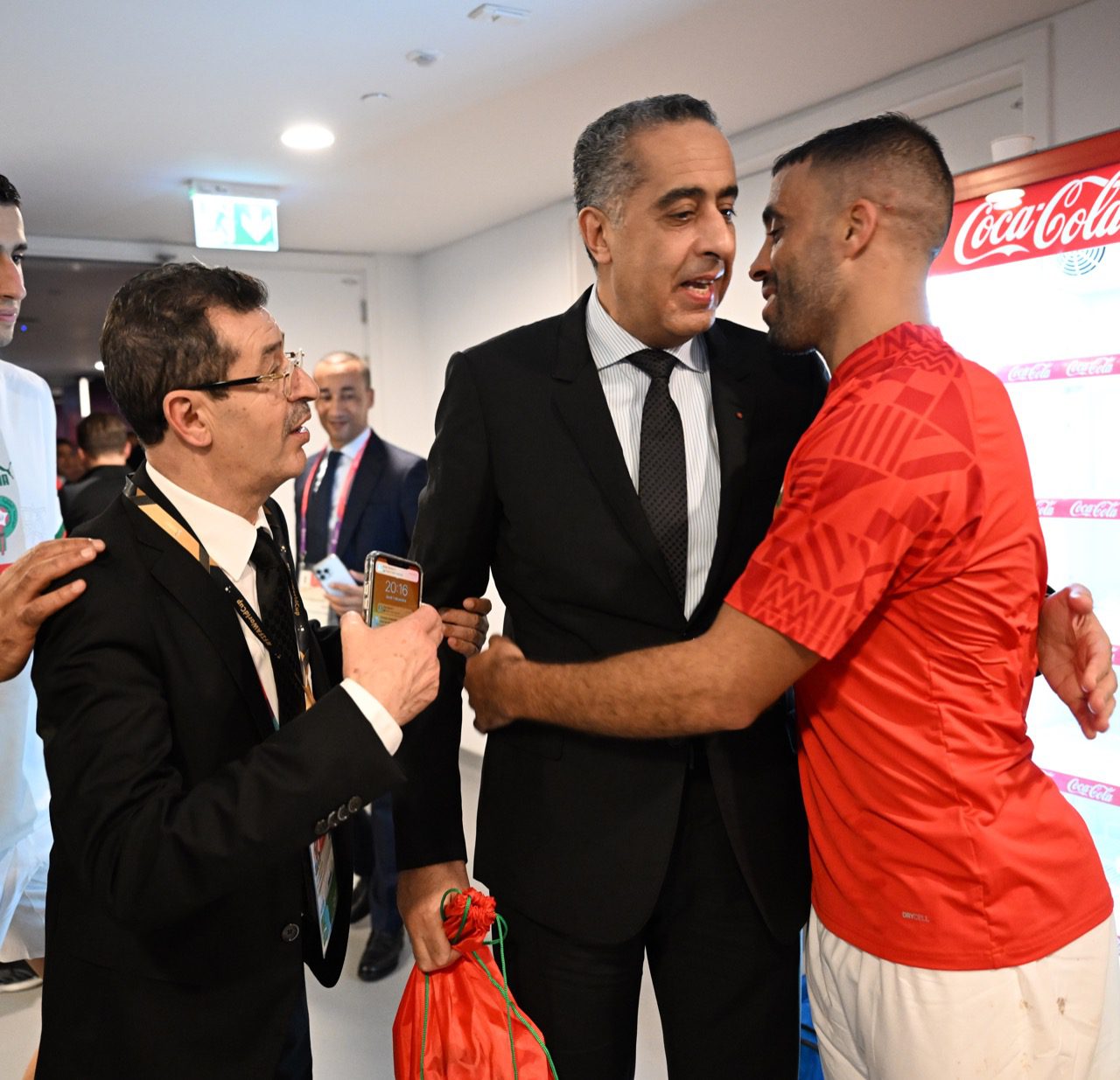 مونديال قطر 2022.. لحظات عناق وصور تذكارية جمعت عبد اللطيف حموشي بعناصر المنتخب الوطني بعد التأهل (صور) مونديال قطر 2022.. لحظات عناق وصور تذكارية جمعت عبد اللطيف حموشي بعناصر المنتخب الوطني بعد التأهل (صور)