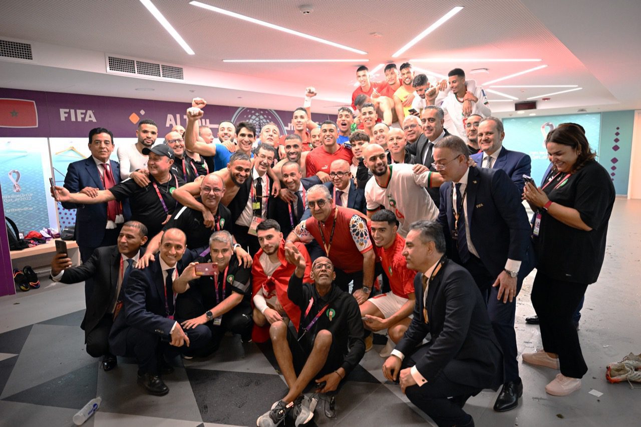 مونديال قطر 2022.. لحظات عناق وصور تذكارية جمعت عبد اللطيف حموشي بعناصر المنتخب الوطني بعد التأهل (صور) 1 Imagen de WhatsApp 2022 12 01 a las 19.15.53