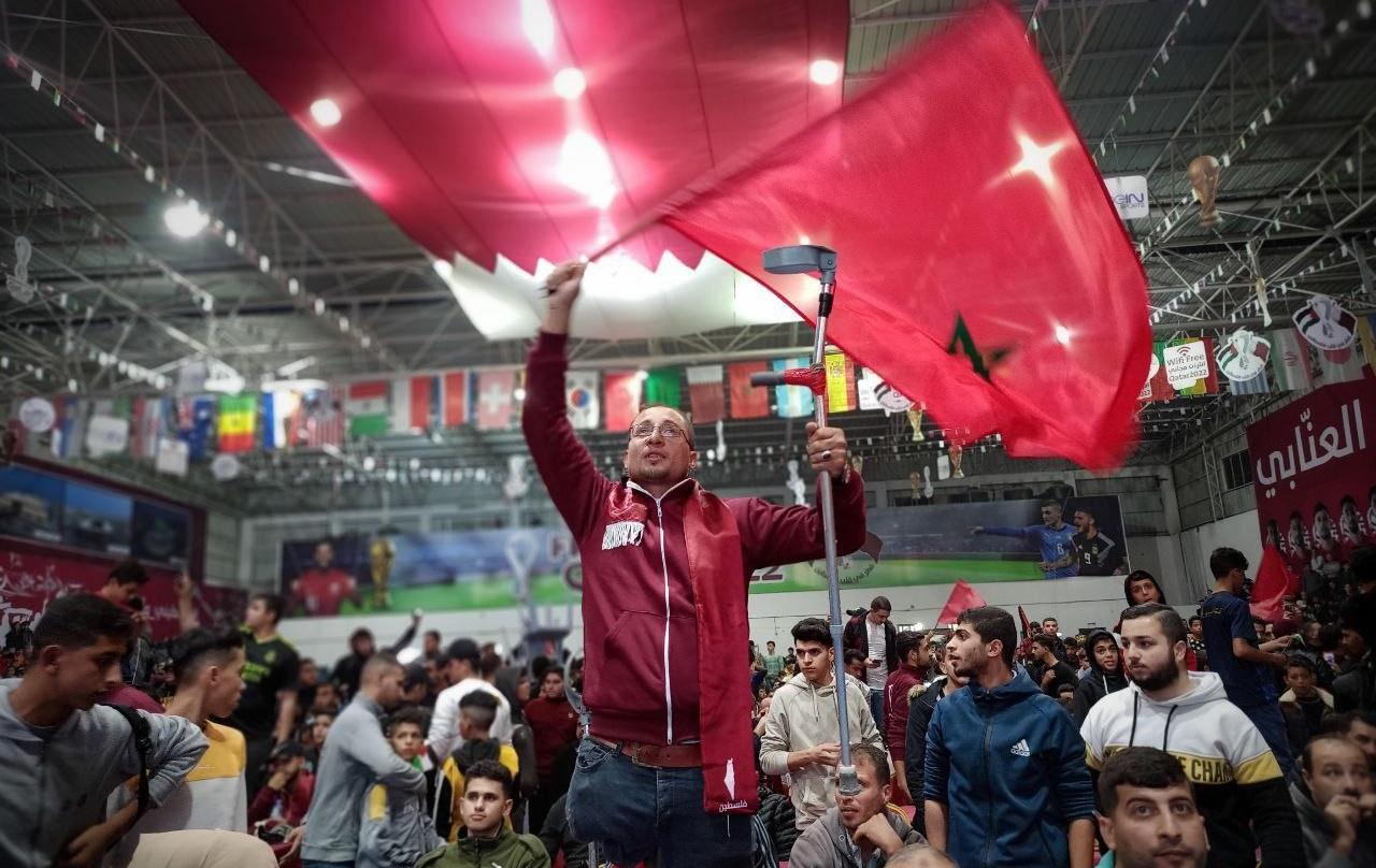 بالفيديو.. تأهل المنتخب المغربي إلى دور الربع النهائي لكأس العالم قطر 2022 يوحد الإسرائيليين والفلسطينيين وفرحة عارمة بالشوارع ! 1 الإسرائيليين والفلسطينيين
