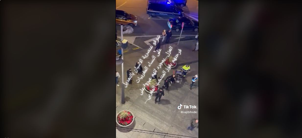 هادي ماشافوهاش.. الشرطة الإسبانية تعنف مغربيات احتفلن بفوز المنتخب الوطني وأقلام "علي لمرابط" و"إيغناسيو سيمبريرو" قد جفت (فيديو) 1 الاعتداء على مغربيات