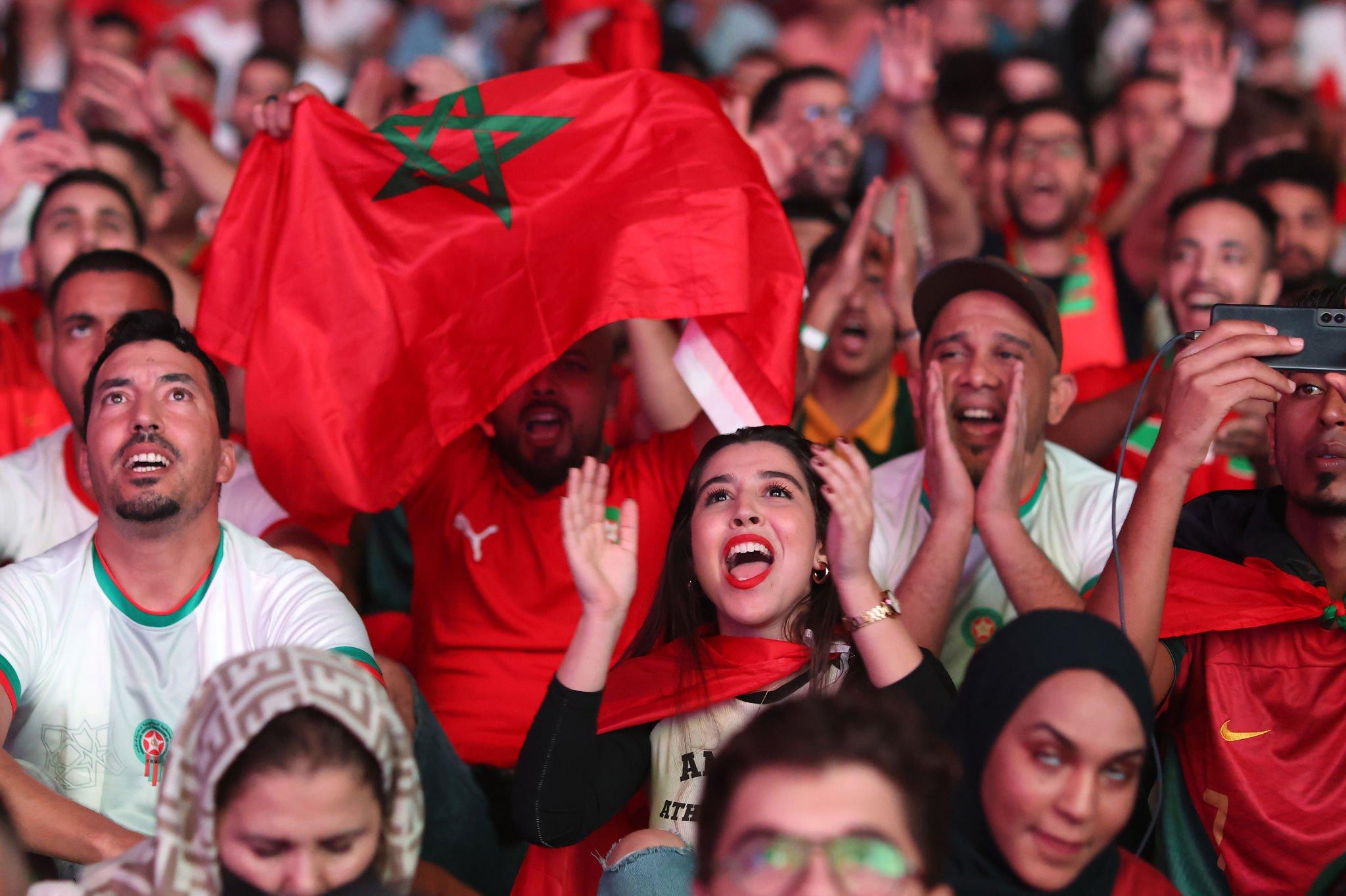 التأهل التاريخي للمنتخب المغربي لدور ربع نهائي مونديال 2022 يوحد الجماهير عبر ربوع الوطن العربي 1 الجماهير المغربية