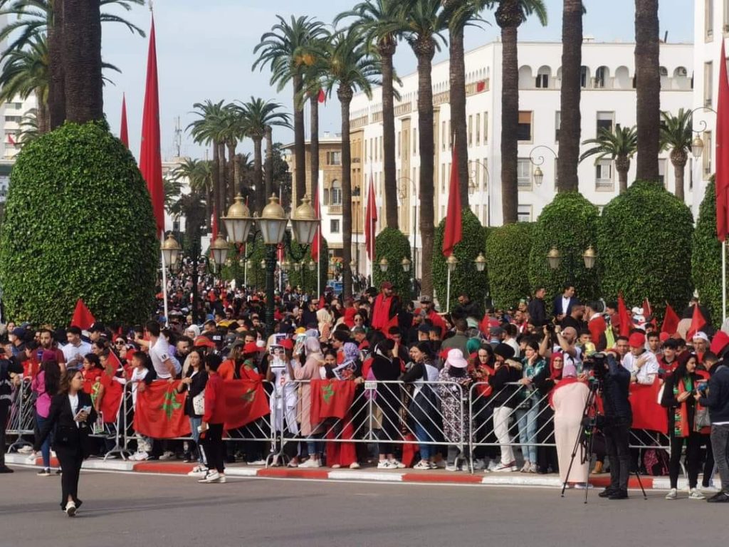 الاستقبال الشعبي والجماهيري للمنتخب الوطني لكرة القدم .. حشود غفيرة من المواطنين المغاربة في انتظار وصول أسود الأطلس 1 انتظار الأسود