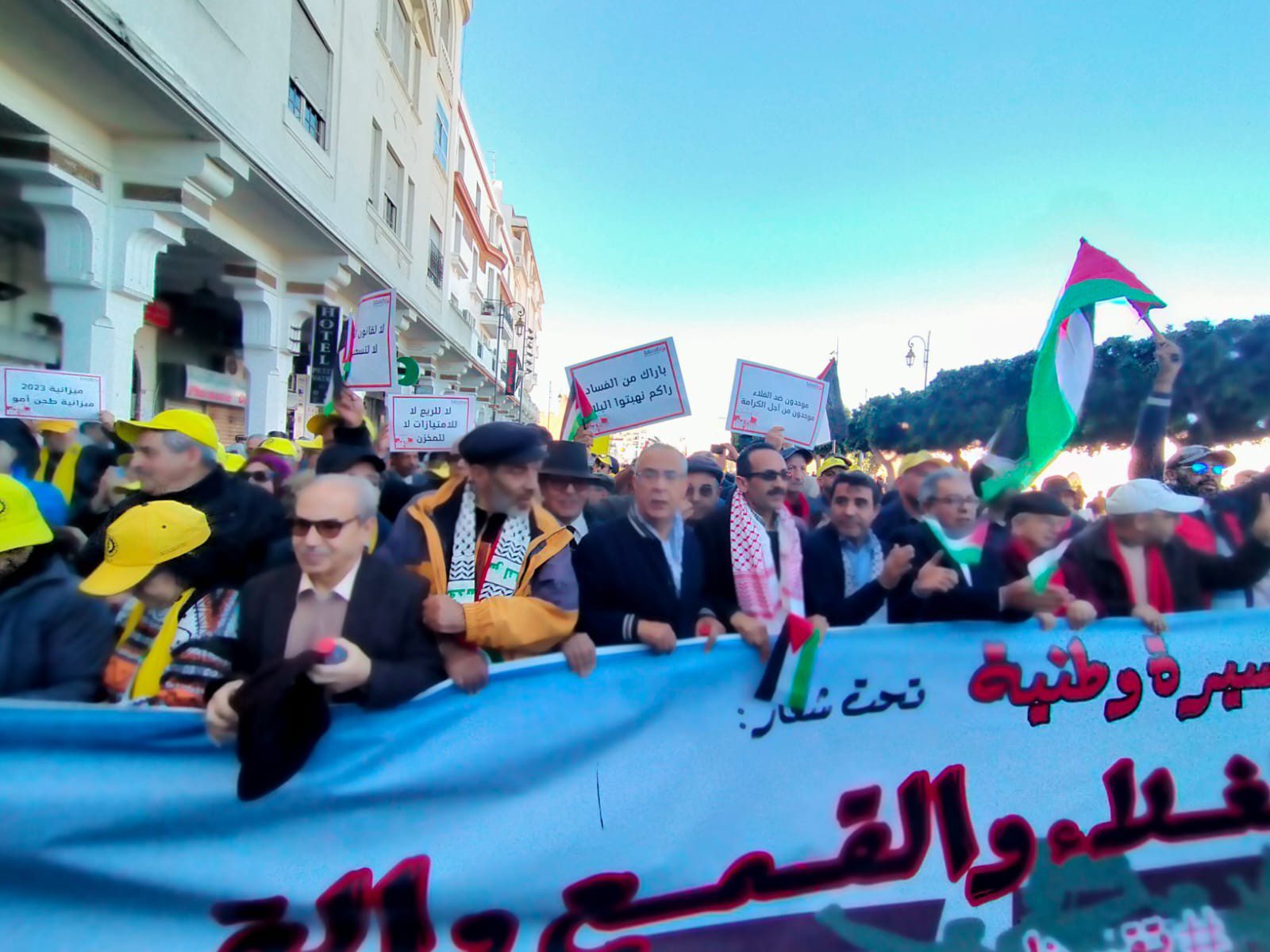 بعد الفشل الذريع في تعبئة المواطنين.. مسيرة 4 دجنبر "الشاحبة" جعلت أشباه المناضلين يختبئون في جحورهم (فيديو) 1 مسيرة 4 دجنبر