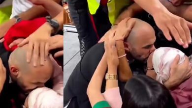 وليد الركراكي يقبل رأس والدته