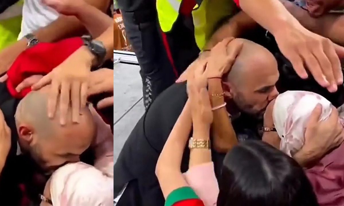 وليد الركراكي يقبل رأس والدته