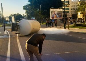 انقلابُ شاحنة محمّلة بالأوكسيجين وسط طنجة انقلابُ شاحنة محمّلة بالأوكسيجين وسط طنجة