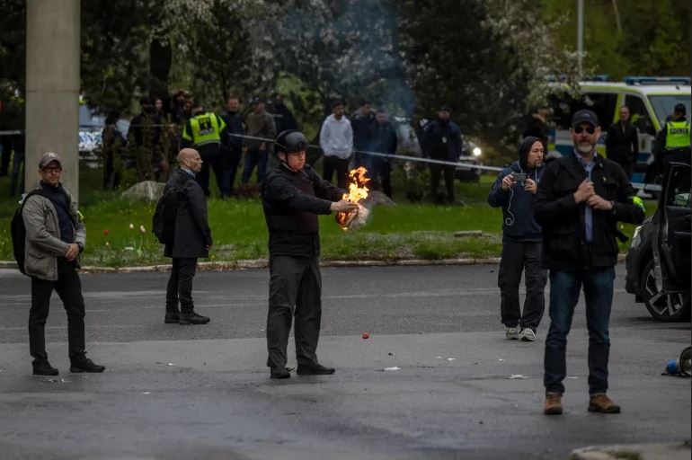 وزارة الشؤون الخارجية: المغرب تدين بأشد العبارات إقدام أحد المتطرفين بتمزيق نسخة من المصحف الشريف بلاهاي الهولندية 1 إحراق القران