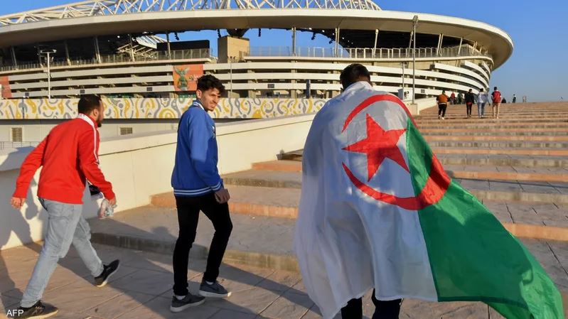 الجامعة الملكية المغربية لكرة القدم تدين الممارسات الدنيئة والمناورات السخيفة التي صاحبت افتتاح ''الشان'' بالجزائر 1 الجمهور الجزائري