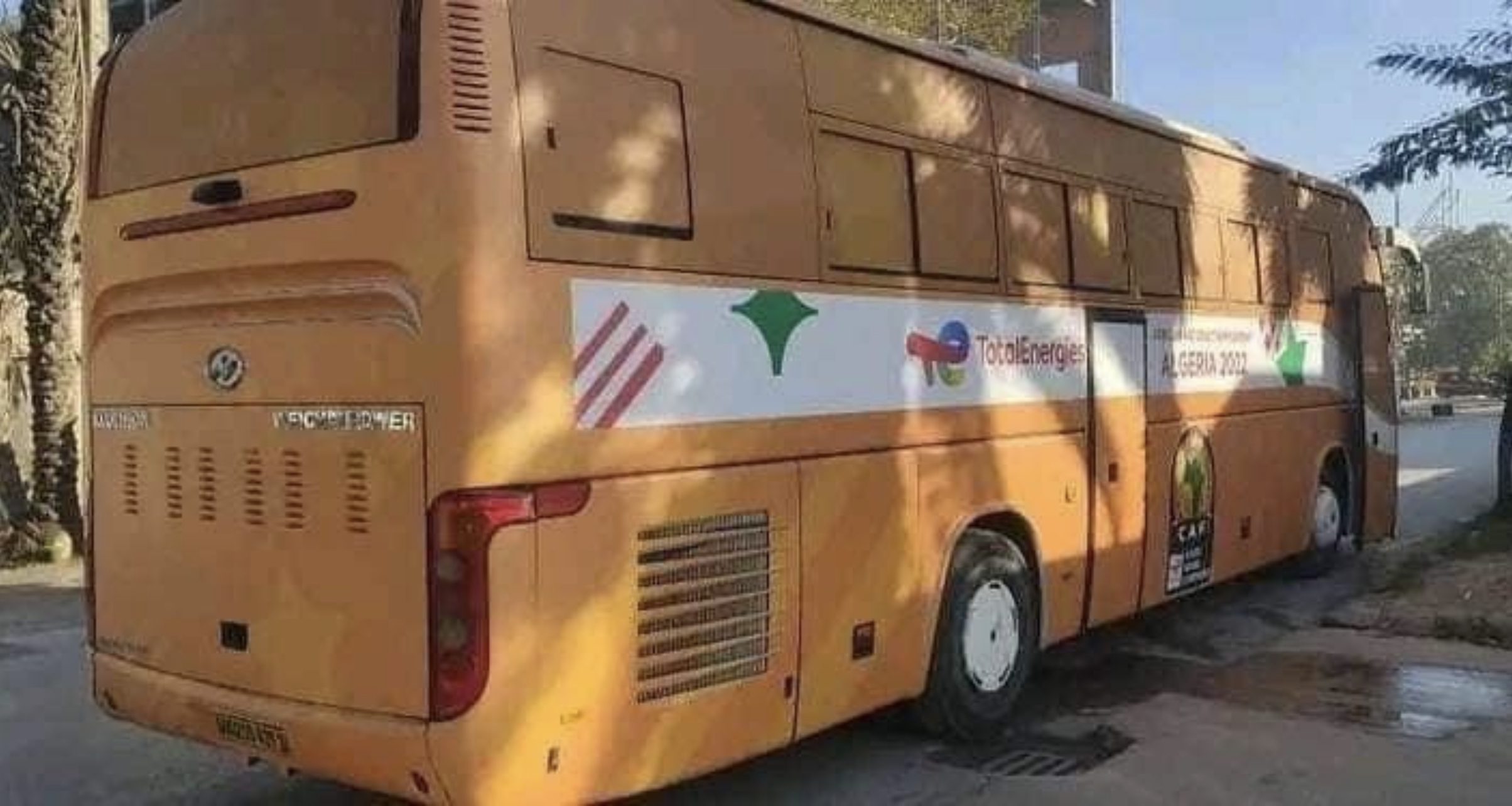 بعد فضيحة التميمة.. النظام الجزائري يستعين بحافلات النقل المدرسي ونقل السجناء لتخصيصها لنقل المنتخبات المشاركة في “الشان” (صور) بعد فضيحة التميمة.. النظام الجزائري يستعين بحافلات النقل المدرسي ونقل السجناء لتخصيصها لنقل المنتخبات المشاركة في “الشان” (صور)