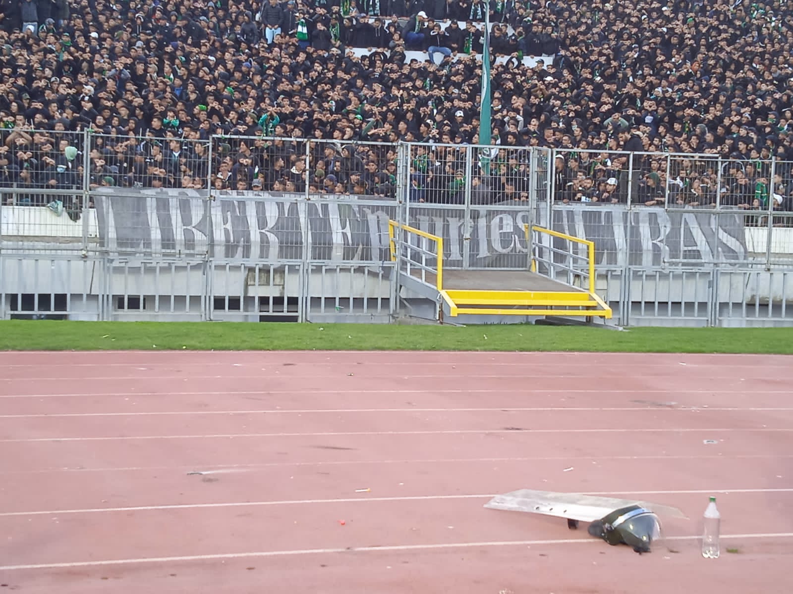جماهير الرجاء الرياضي تقصف حفيد مانديلا: “المستعمرة الوحيدة المتبقية في إفريقيا هي أورانيا” (صور) جماهير الرجاء الرياضي تقصف حفيد مانديلا: “المستعمرة الوحيدة المتبقية في إفريقيا هي أورانيا” (صور)