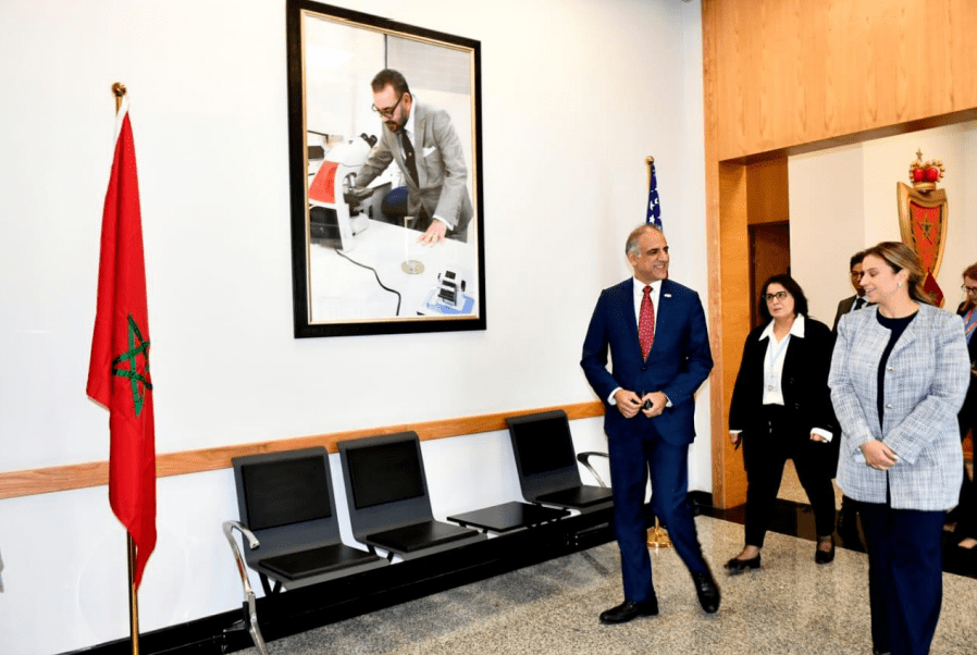 السفير الأمريكي بالمغرب يزور المختبر الوطني للشرطة العلمية والتقنية بالدار البيضاء السفير الأمريكي بالمغرب يزور المختبر الوطني للشرطة العلمية والتقنية بالدار البيضاء