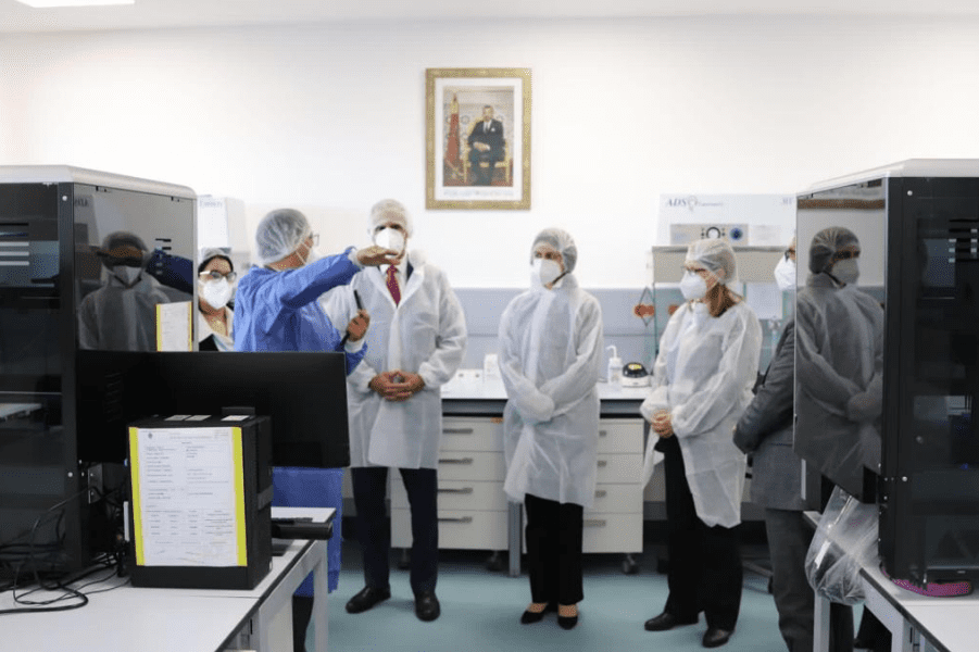السفير الأمريكي بالمغرب يزور المختبر الوطني للشرطة العلمية والتقنية بالدار البيضاء السفير الأمريكي بالمغرب يزور المختبر الوطني للشرطة العلمية والتقنية بالدار البيضاء