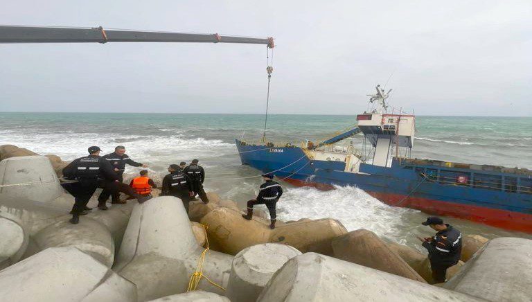 بعد جنوح سفينة بشاطئ المضيق.. السلطات المغربية تتمكن من إنقاذ 8 أشخاص من جنسيات سورية وهندية بعد جنوح سفينة بشاطئ المضيق.. السلطات المغربية تتمكن من إنقاذ 8 أشخاص من جنسيات سورية وهندية