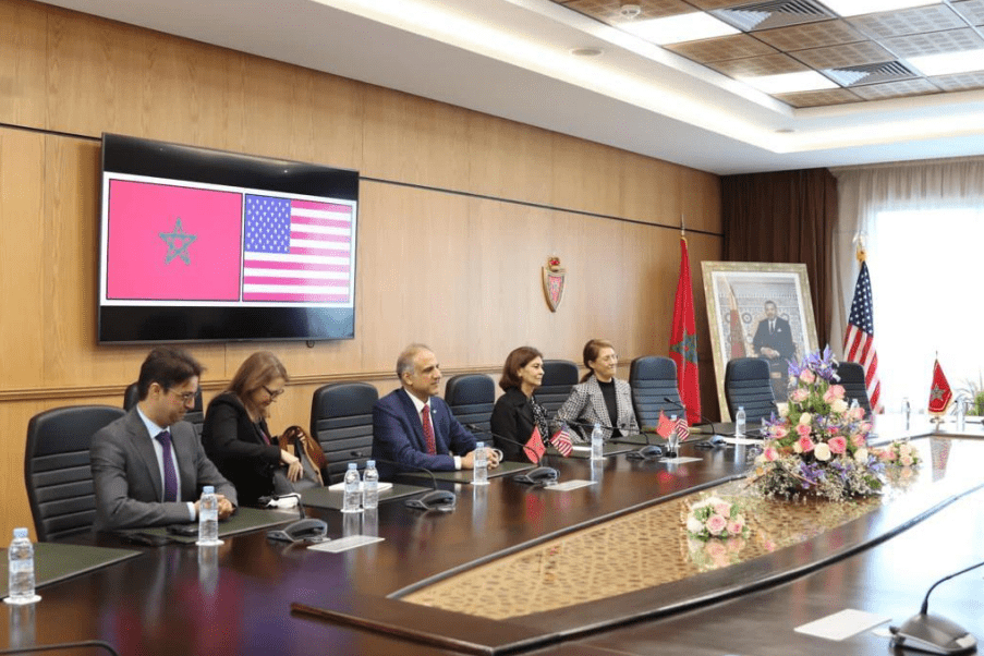 السفير الأمريكي بالمغرب يزور المختبر الوطني للشرطة العلمية والتقنية بالدار البيضاء السفير الأمريكي بالمغرب يزور المختبر الوطني للشرطة العلمية والتقنية بالدار البيضاء