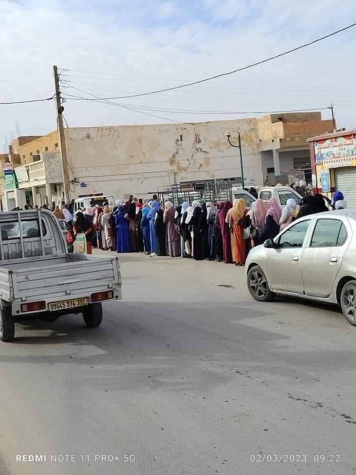بالصور.. استمرار معاناة المواطنين الجزائريين من خلال وقوفهم في صفوف وطوابير طويلة للحصول على ”كيس حليب” بالصور.. استمرار معاناة المواطنين الجزائريين من خلال وقوفهم في صفوف وطوابير طويلة للحصول على ”كيس حليب”