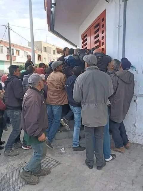 بالصور.. استمرار معاناة المواطنين الجزائريين من خلال وقوفهم في صفوف وطوابير طويلة للحصول على ”كيس حليب” بالصور.. استمرار معاناة المواطنين الجزائريين من خلال وقوفهم في صفوف وطوابير طويلة للحصول على ”كيس حليب”