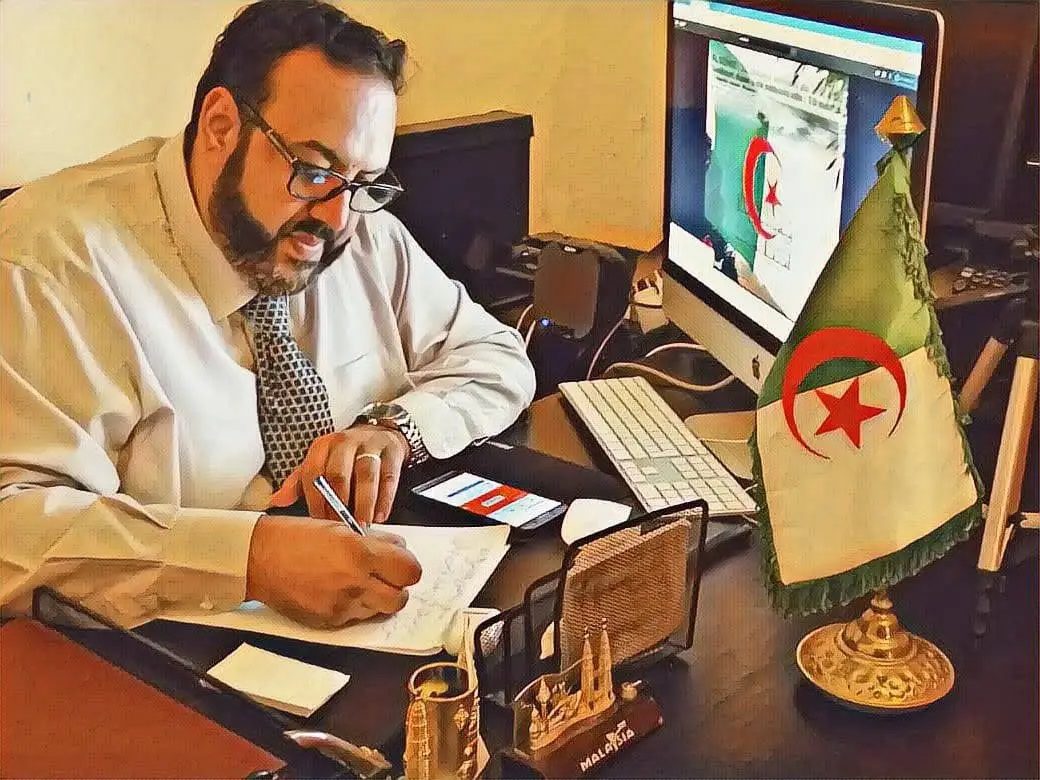 وليد كبير..لا تقتلوا أسودكم…فتأكلكم كلاب أعدائكم هكذا عبر الناشط الجزائري عن تضامنه مع فوزي القجع ضد الحملة التي تقودها مخابرات الجزائر(فيديو) 1 unnamed file 7