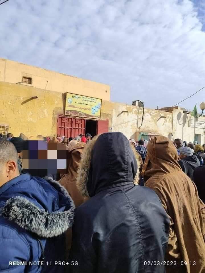 بالصور.. استمرار معاناة المواطنين الجزائريين من خلال وقوفهم في صفوف وطوابير طويلة للحصول على ”كيس حليب” بالصور.. استمرار معاناة المواطنين الجزائريين من خلال وقوفهم في صفوف وطوابير طويلة للحصول على ”كيس حليب”