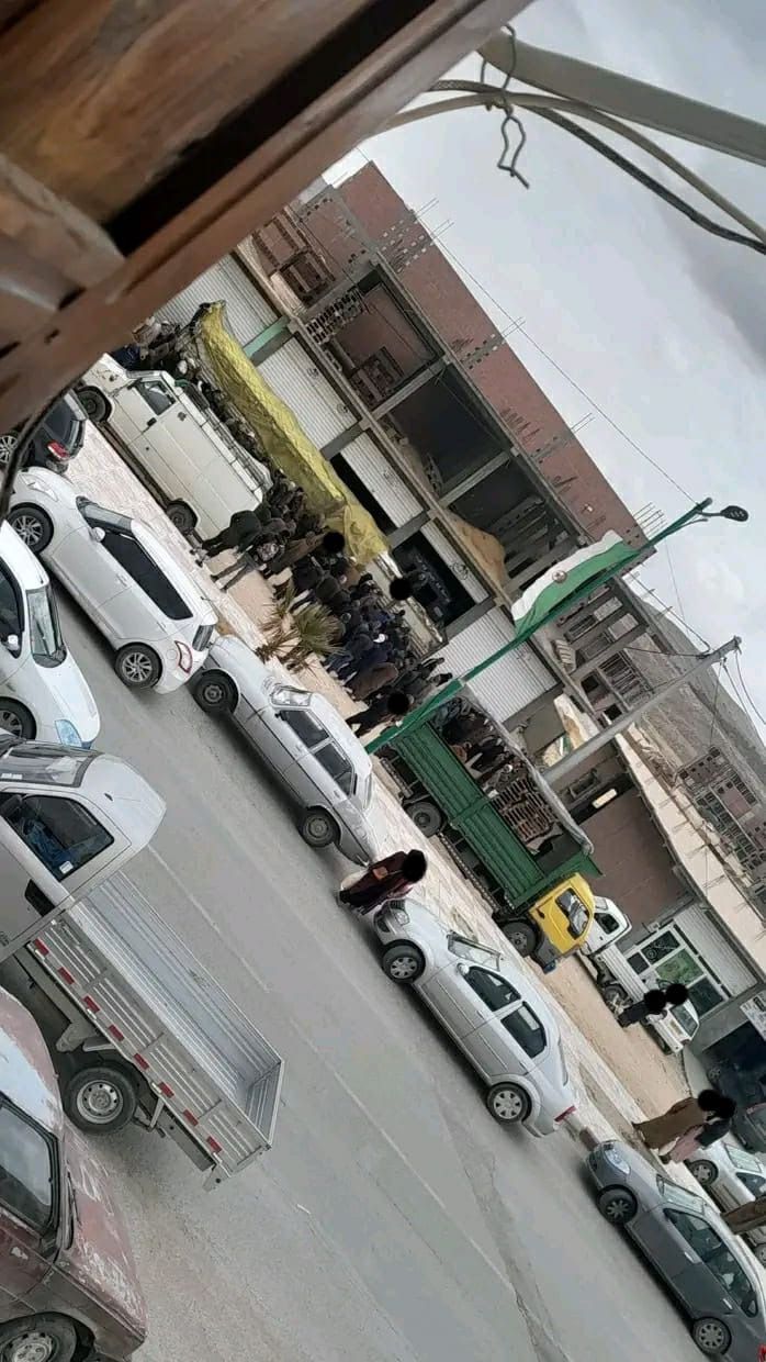 شحّ غير مسبوق في المواد الغذائية يخرج الجزائريين للاصطفاف في طوابير يومية في ولاية خنشلة (فيديو) شحّ غير مسبوق في المواد الغذائية يخرج الجزائريين للاصطفاف في طوابير يومية في ولاية خنشلة (فيديو)