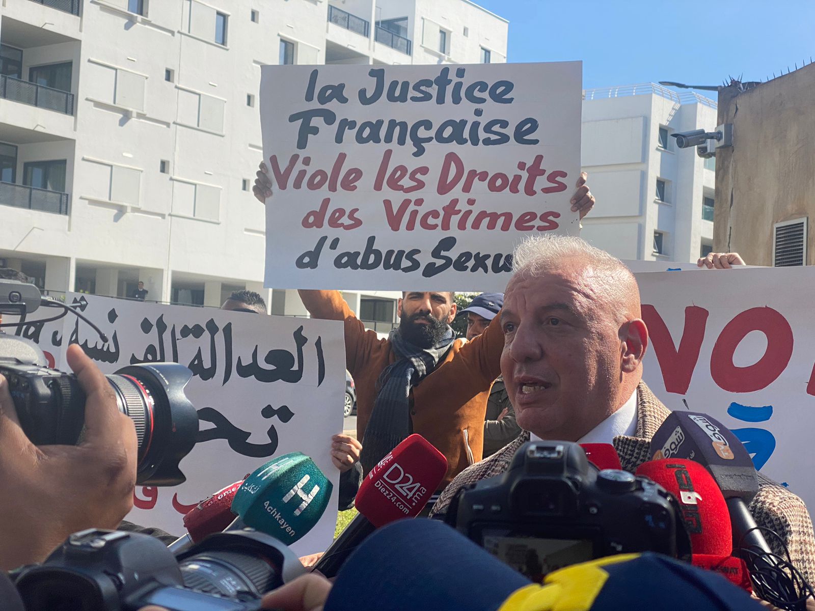 قضية “جاك بوتيي”.. وقفة احتجاجية أمام السفارة الفرنسية للتنديد بإطلاق سراح متهم بالاستغلال الجنسي لعاملات بطنجة قضية “جاك بوتيي”.. وقفة احتجاجية أمام السفارة الفرنسية للتنديد بإطلاق سراح متهم بالاستغلال الجنسي لعاملات بطنجة