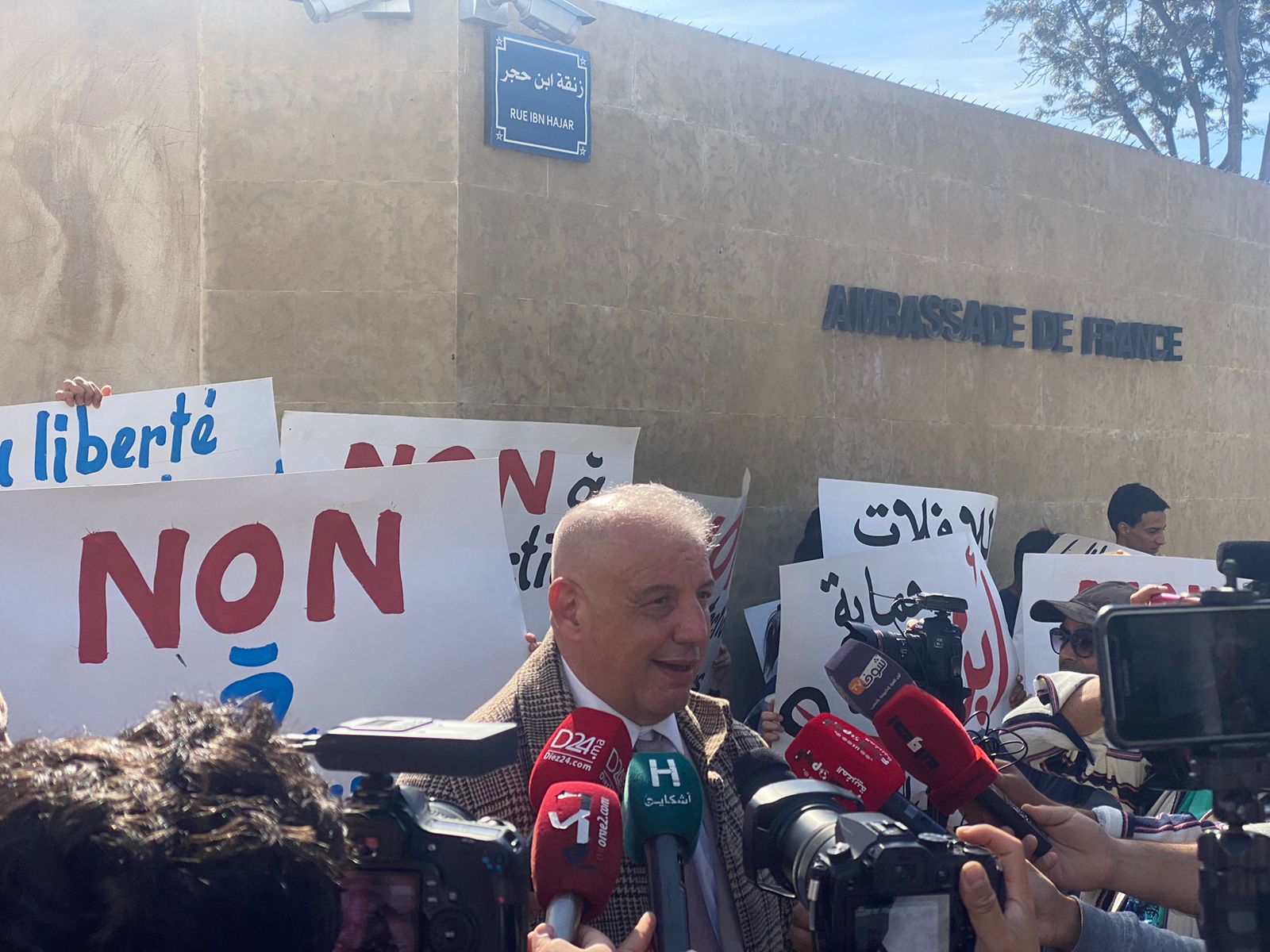 قضية “جاك بوتيي”.. وقفة احتجاجية أمام السفارة الفرنسية للتنديد بإطلاق سراح متهم بالاستغلال الجنسي لعاملات بطنجة قضية “جاك بوتيي”.. وقفة احتجاجية أمام السفارة الفرنسية للتنديد بإطلاق سراح متهم بالاستغلال الجنسي لعاملات بطنجة