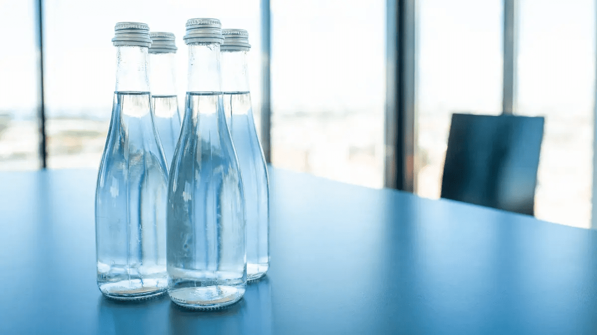 زجاجات مياه الشرب