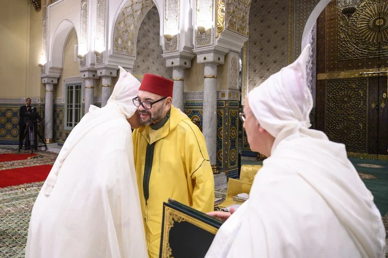 الملك محمد السادس يؤدي صلاة الجمعة بالمسجد المحمدي بالدار البيضاء 1 الملك محمد السادس