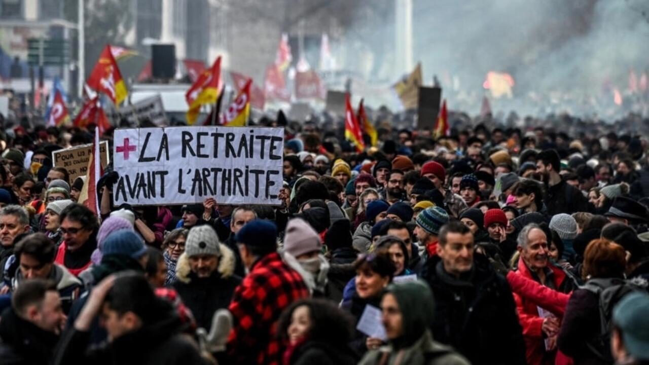 للمرة الثانية عشر.. الفرنسيون يلتئمون بالشوارع رفضا لقانون التقاعد الجديد (صور) 1 فرنسا 1