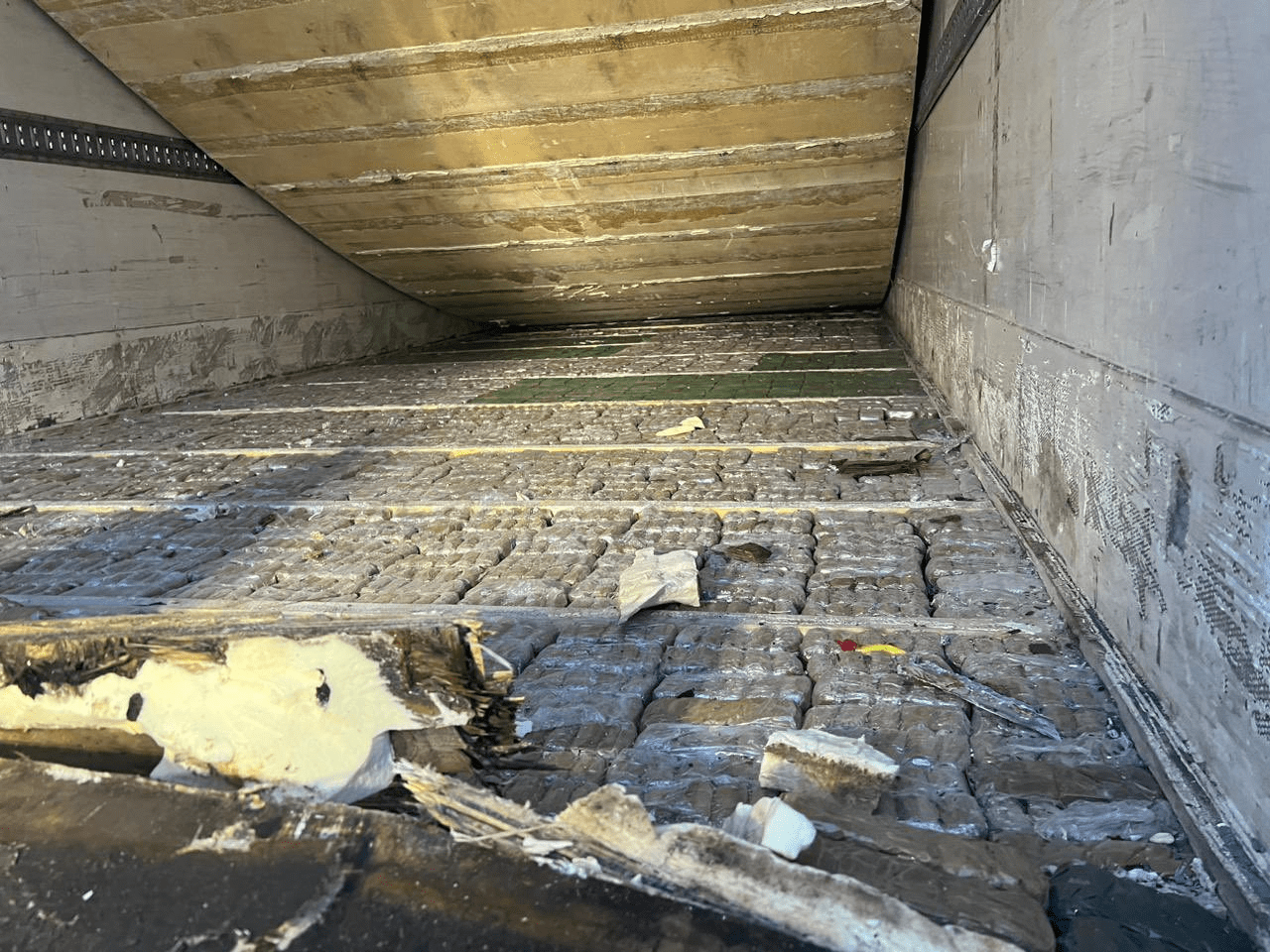 الأمن والجمارك يُحبطان محاولة للتهريب الدولي لأزيد من 5 أطنان من مخدر الشيرا بميناء طنجة المتوسط 1 مخدرات