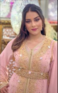 فنانات مغربيات يطلقن حملة على مواقع التواصل الاجتماعي لحماية القفطان المغربي من "القرصنة" الجزائرية فنانات مغربيات يطلقن حملة على مواقع التواصل الاجتماعي لحماية القفطان المغربي من "القرصنة" الجزائرية