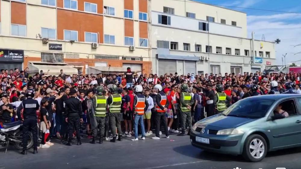 الأمن يوقف 170 شخصاً بسبب "أعمال شغب" في محيط "العربي الزاولي" على هامش مباراة الاتحاد البيضاوي والنادي المكناسي (صور+فيديو) 1 النادي المكناسي