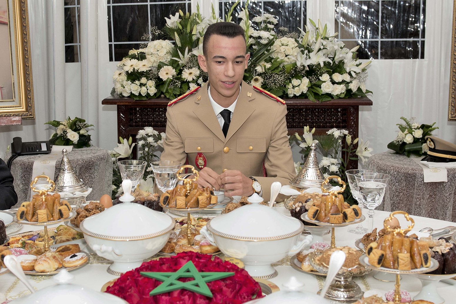 ولي العهد الأمير مولاي الحسن يترأس مأدبة غذاء أقامها الملك محمد السادس بمناسبة الذكرى ال67 لتأسيس القوات المسلحة الملكية 1 SAR Moulay El Hassan préside un ftour dîner offert par SM le Roi
