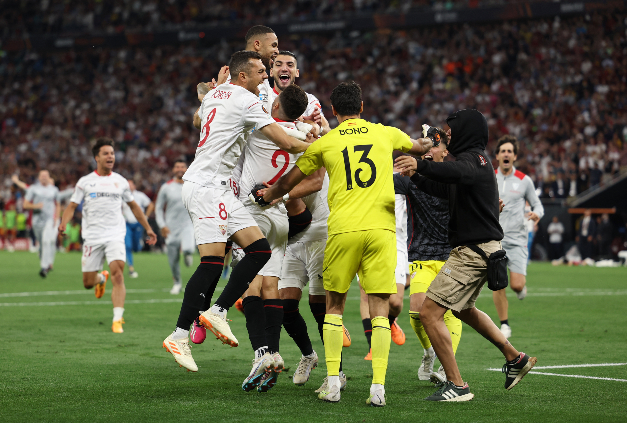 ياسين بونو يقود إشبيلية للتتويج بالدوري الأوروبي 1 ياسين بونو