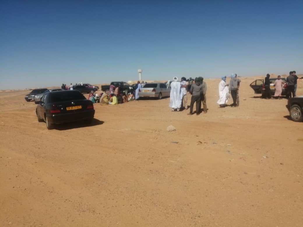 طوفان بشري من سكان قبيلة الركيبات على مشارف تندوف للمطالبة بإطلاق سراح سالم ماء العينين السويد (صور) 1 الركيبات البوليساريو وقفة