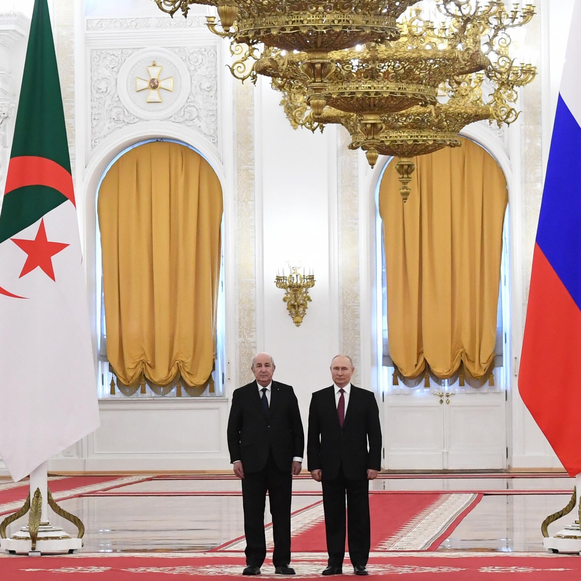 على مرأى ومسمع من الروس.. الرئيس الجزائري عبد المجيد تبون يفتري على إمبراطور روسي (فيديو) 1 تبون وبوتين