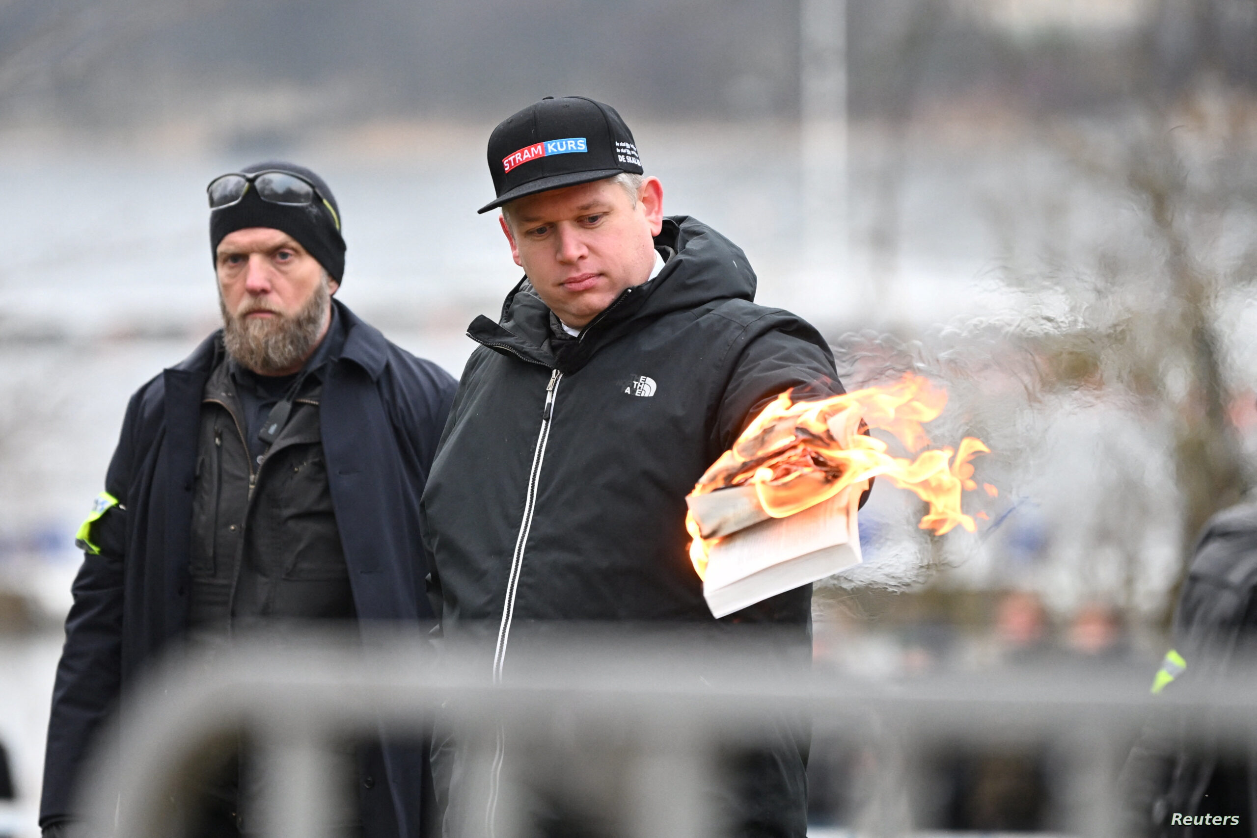 هكذا يفسر المحللون استدعاء سفير المغرب بالسويد 1 Leader of Danish political party Stram Kurs Rasmus Paludan outside the Turkish embassy, in Stockholm