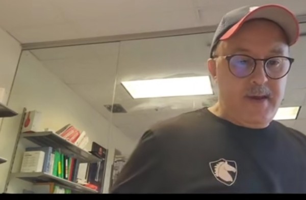 بين تدريسه لأبناء أخ القذافي و عيشه حياة البذخ في ليبيا.. هشام جراندو مستمر في بث "الأكاذيب" 1 هشام جراندو