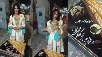 سيدة مصرية تحتفل بطلاقها