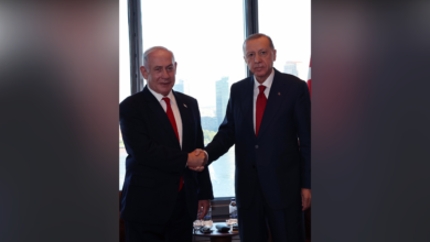 الرئيس التركي رجب طيب أردوغان يصافح رئيس الوزراء بنيامين نتياهو