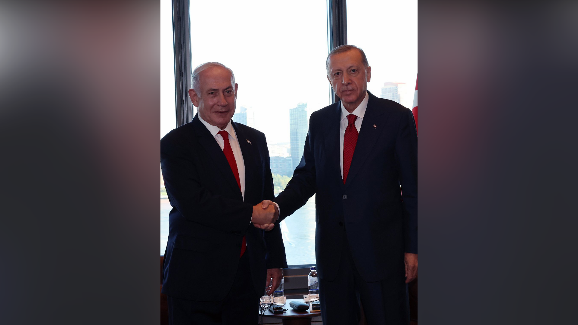 أردوغان يلتقي نتنياهو في نيويورك ويعرب عن اهتمامه بترتيب رحلة إلى إسرائيل في أقرب وقت 1 الرئيس التركي رجب طيب أردوغان يصافح رئيس الوزراء بنيامين نتياهو