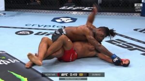 أبو زعيتر سيدريك دومباس بطولة "UFC'' بأبو ظبي.. أبو زعيتر يتلقى هزيمة قاسية ضد الأمريكي سيدريك دوماس ويثير السخرية بلقطة طريفة (صور+فيديو)