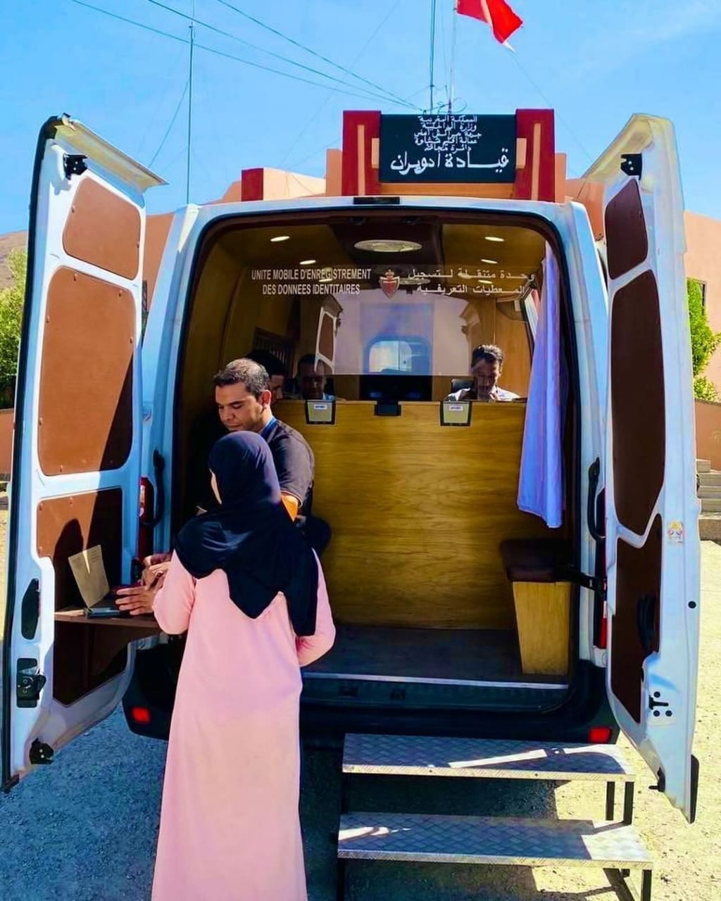 المديرية العامة للأمن الوطني تطلق عمليات إنجاز و تجديد البطاقة الوطنية بشكل مجاني لضحايا الزلزال عبر المصالح المتنقلة في عين المكان المديرية العامة للأمن الوطني تطلق عمليات إنجاز و تجديد البطاقة الوطنية بشكل مجاني لضحايا الزلزال عبر المصالح المتنقلة في عين المكان
