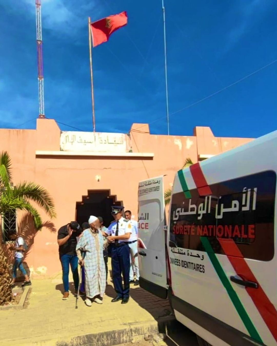 المديرية العامة للأمن الوطني تطلق عمليات إنجاز و تجديد البطاقة الوطنية بشكل مجاني لضحايا الزلزال عبر المصالح المتنقلة في عين المكان المديرية العامة للأمن الوطني تطلق عمليات إنجاز و تجديد البطاقة الوطنية بشكل مجاني لضحايا الزلزال عبر المصالح المتنقلة في عين المكان
