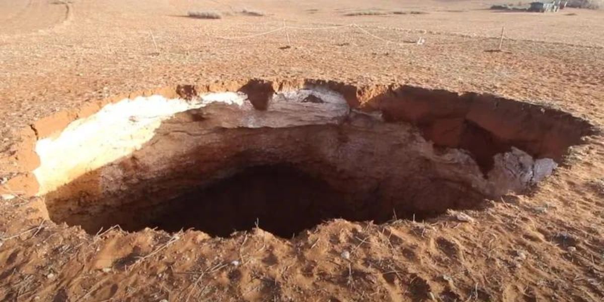 ظهور حفرة بإقليم الجديدة.. ومواطنون يربطون ظهورها بزلزال الحوز 1 حفرة