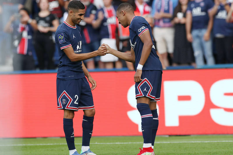 جماهير نادي بريست الفرنسي تهاجم أشرف حكيمي ومبابي يدافع عنه 1 (210912) PARIS, Sept. 12, 2021 Paris Saint Germain s Kylian Mbappe (R) celebrates after scoring with teammate Achr