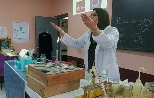 توقيف أستاذة بمدينة سلا بسبب تصوير دروس الفيزياء والكيمياء وبثها على الانترنت 1 استاذة الفيزياء